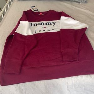 Tommy Hilfiger Core Sweatshirt in Burgundy and white. Size small.